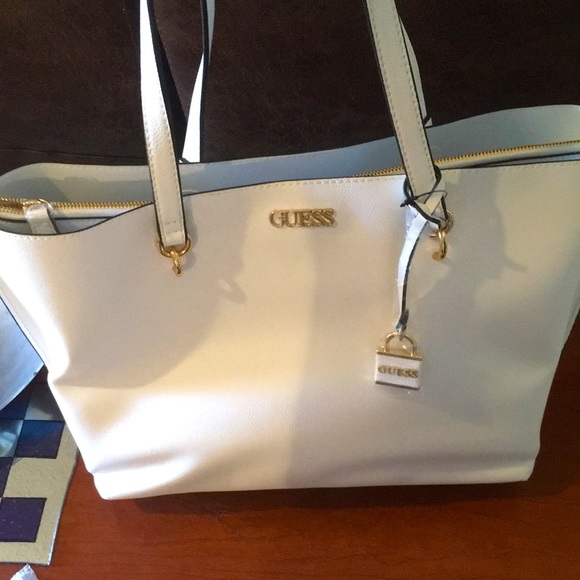 White Guess purse - Picture 1 of 3